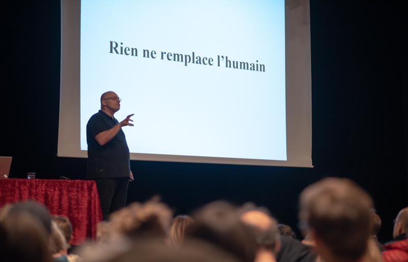 "Nichts ersetzt den Menschen" : Dank an Michel Desmurget für seinen Vortrag